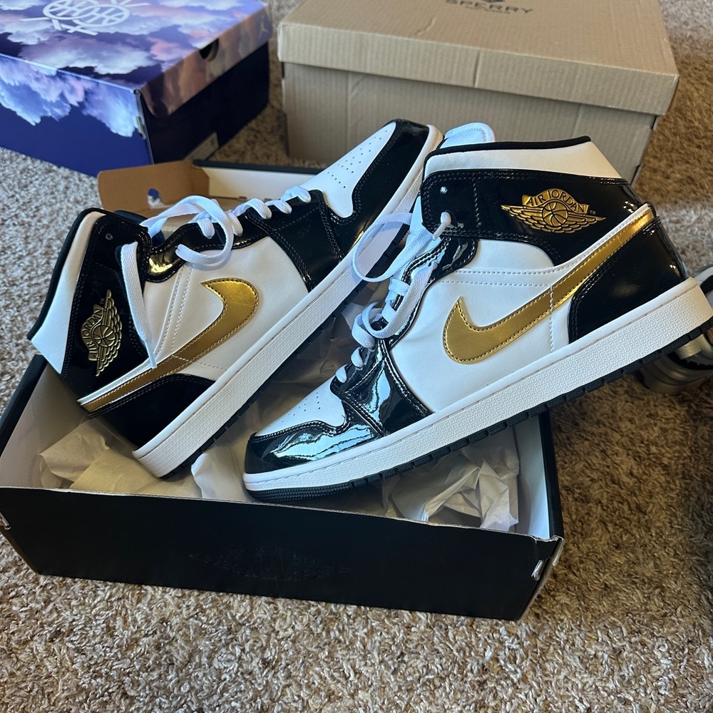 Air Jordan Retro 1 Mid SE